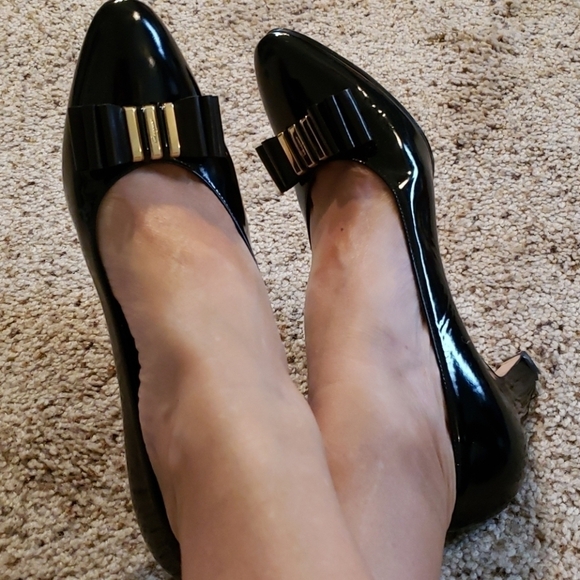 FERRAGAMO Black Patent Leather Pumps EUC in Box - Picture 2 of 13